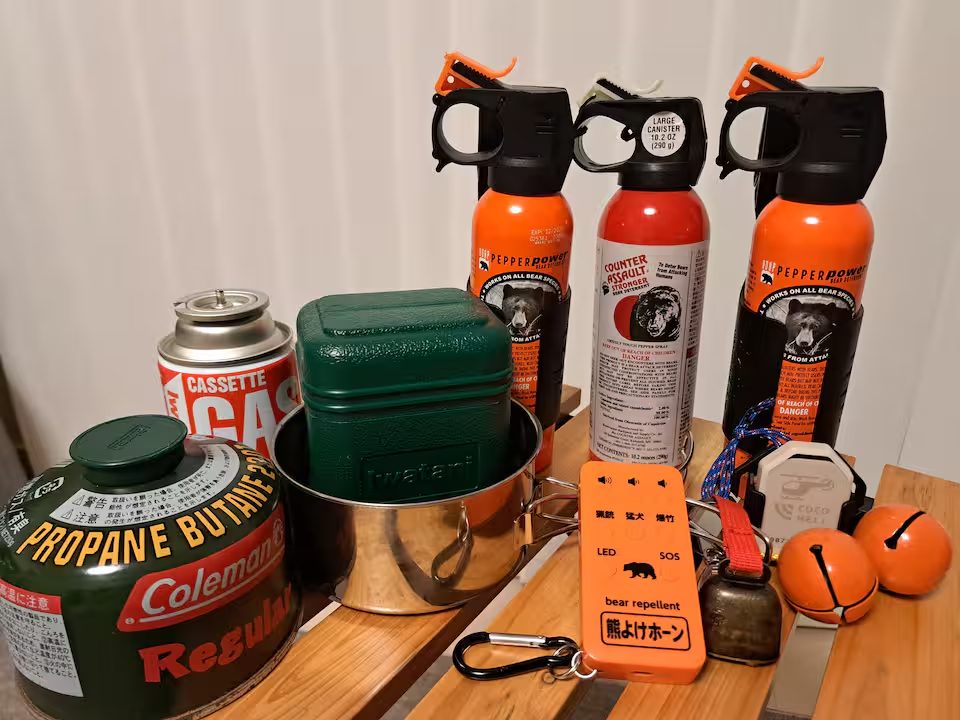 キャンプ道具とクマよけスプレー